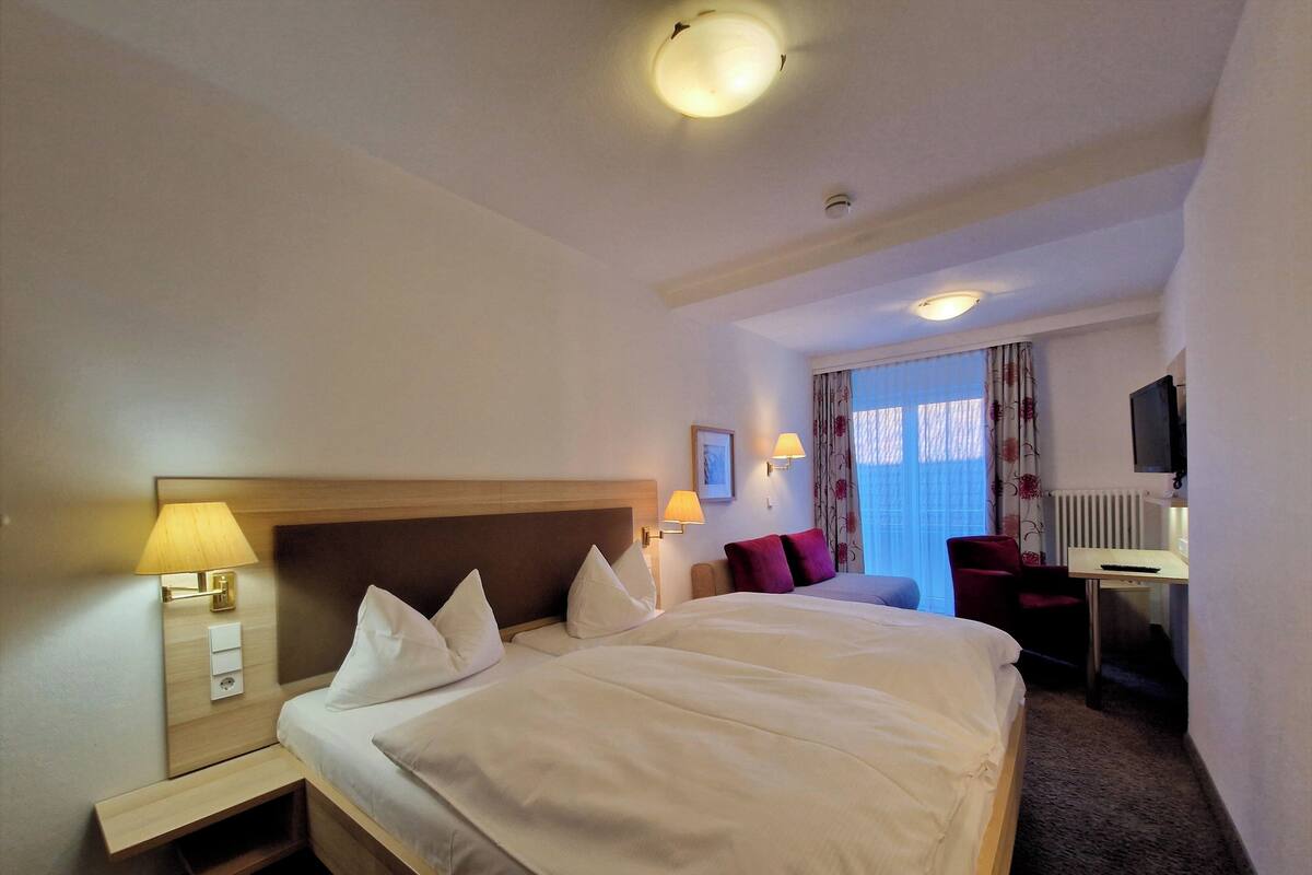 Hypo-allergenic bedding, desk, free WiFi, bed sheets