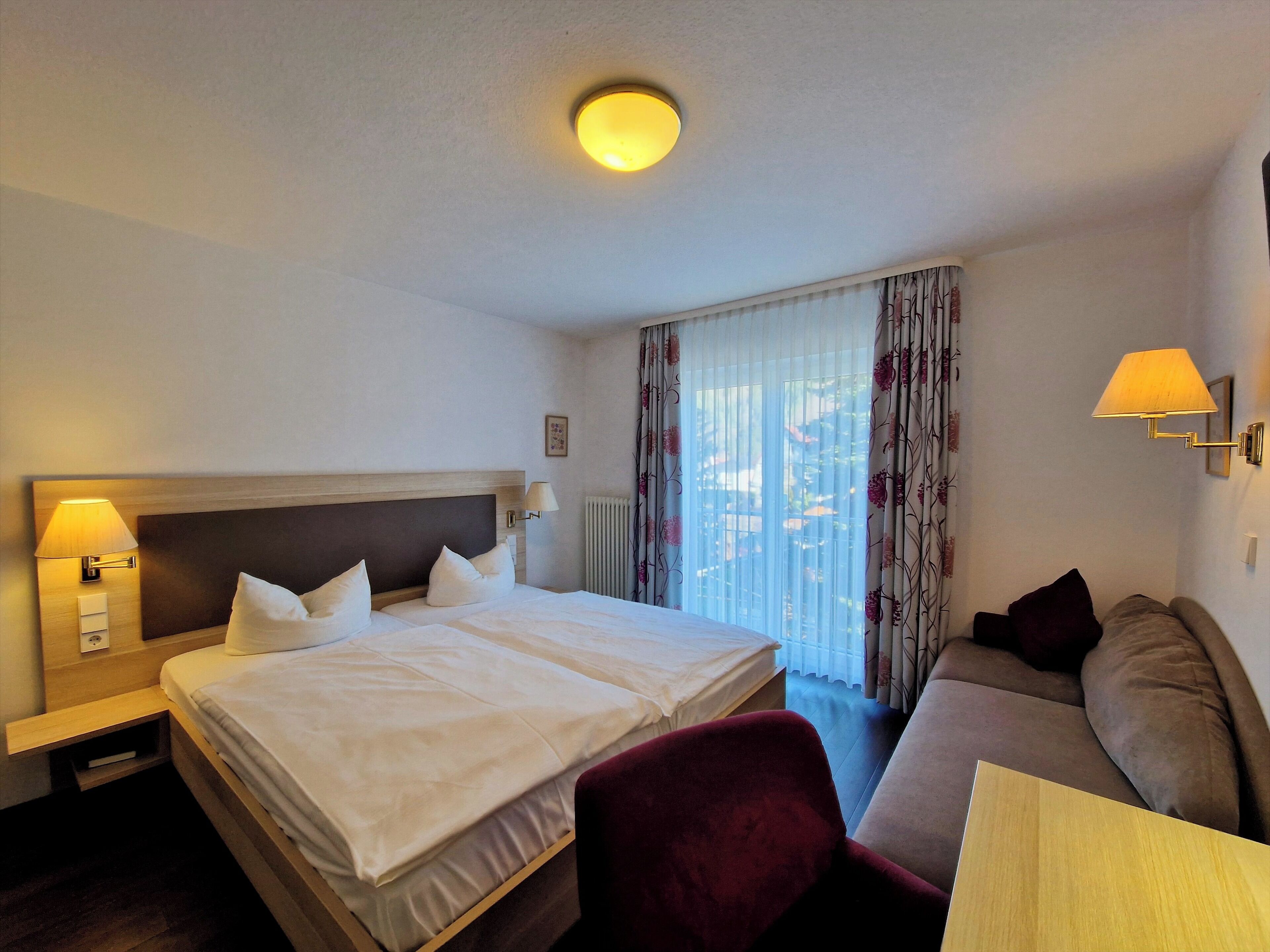 Hypo-allergenic bedding, desk, free WiFi, bed sheets