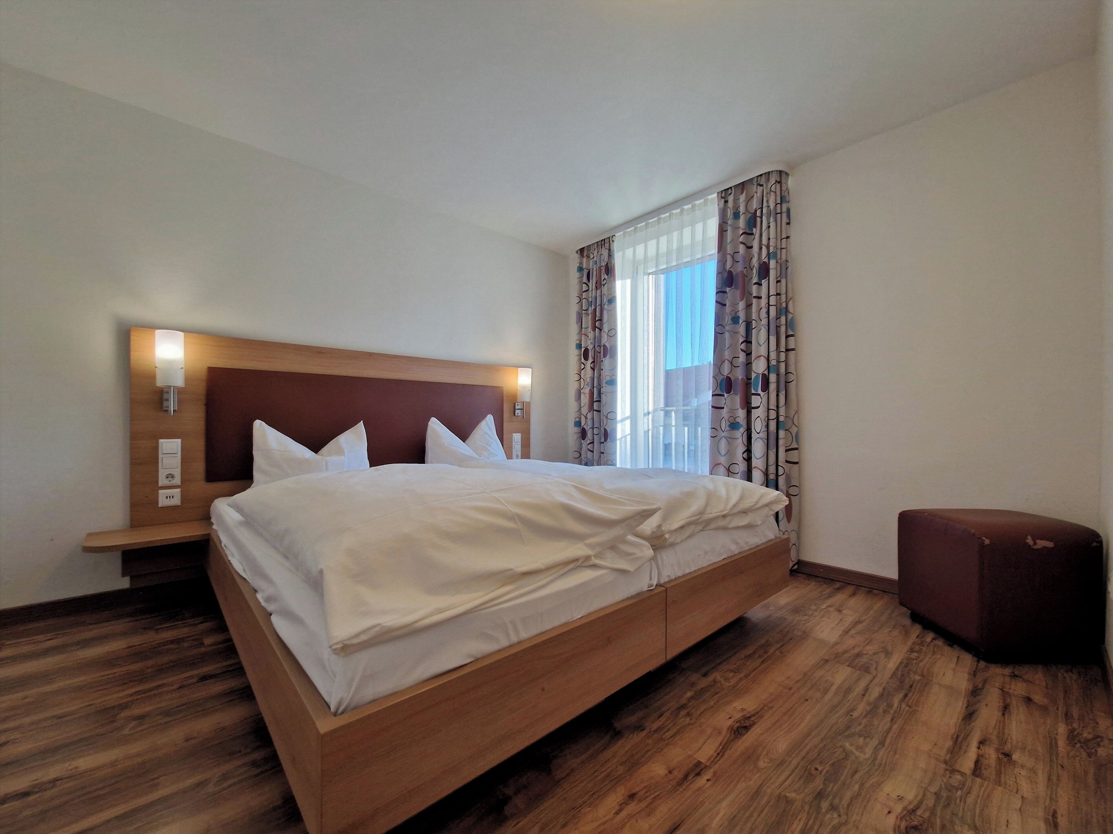 Hypo-allergenic bedding, desk, free WiFi, bed sheets