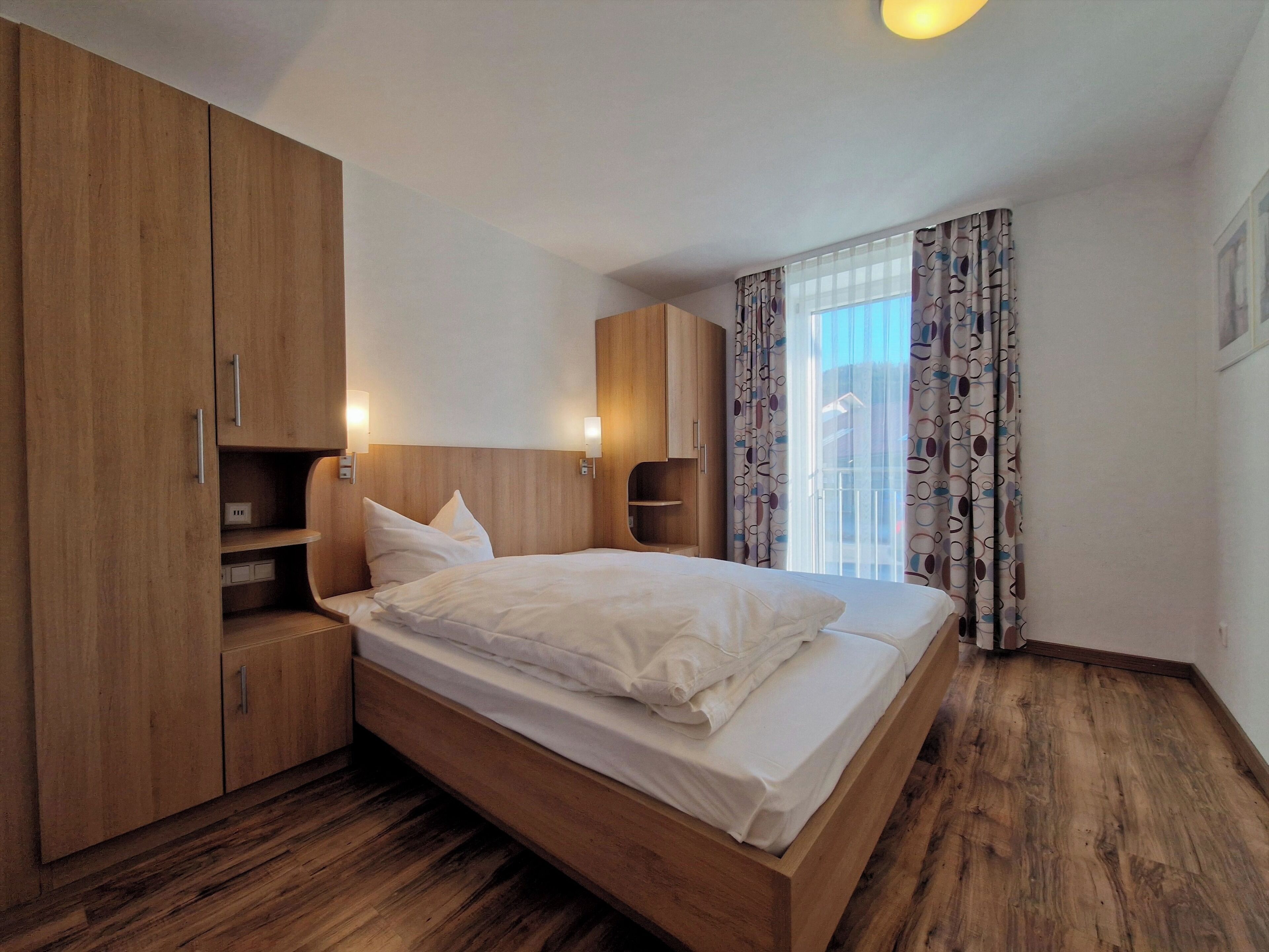 Hypo-allergenic bedding, desk, free WiFi, bed sheets