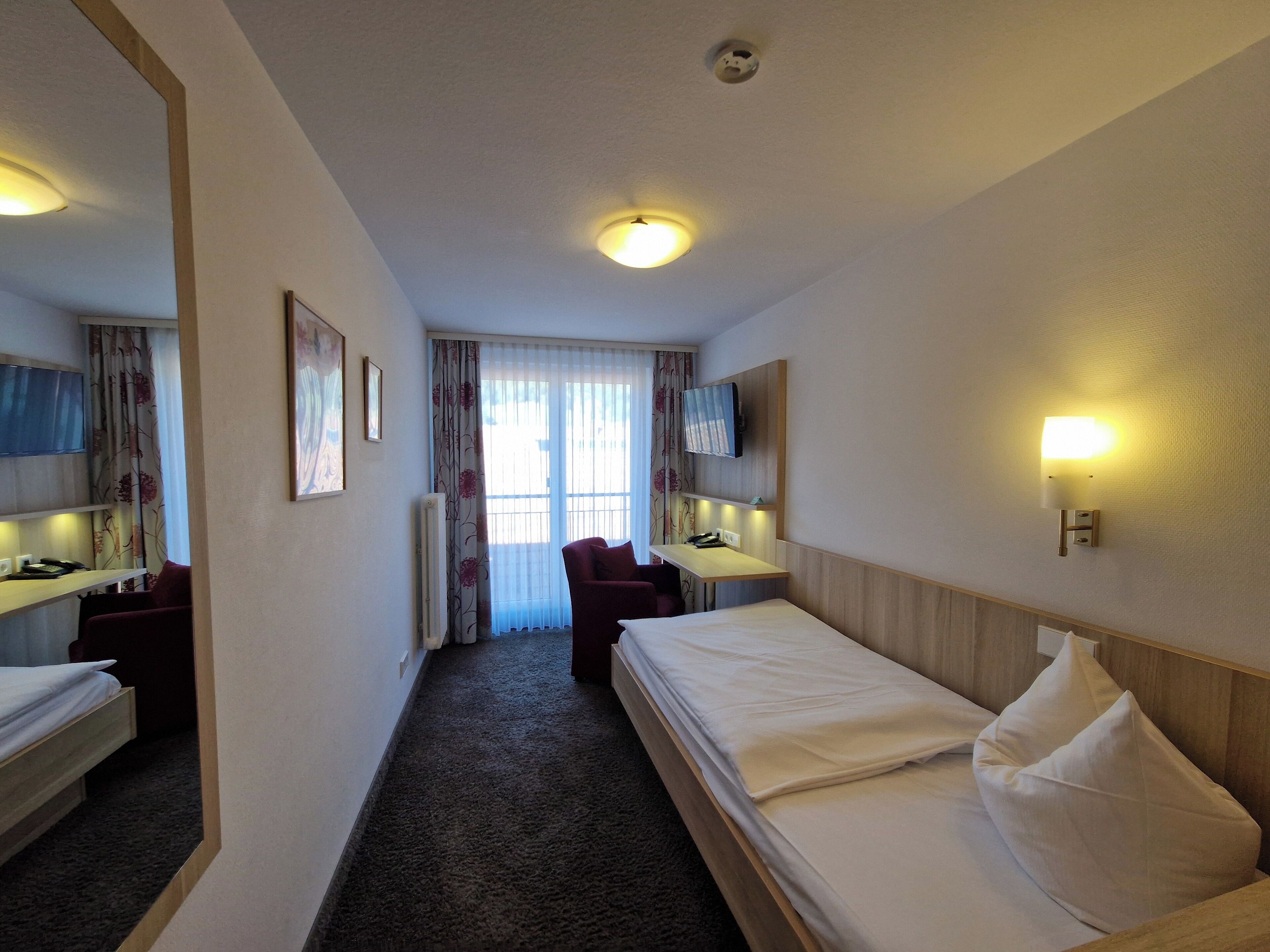 Hypo-allergenic bedding, desk, free WiFi, bed sheets