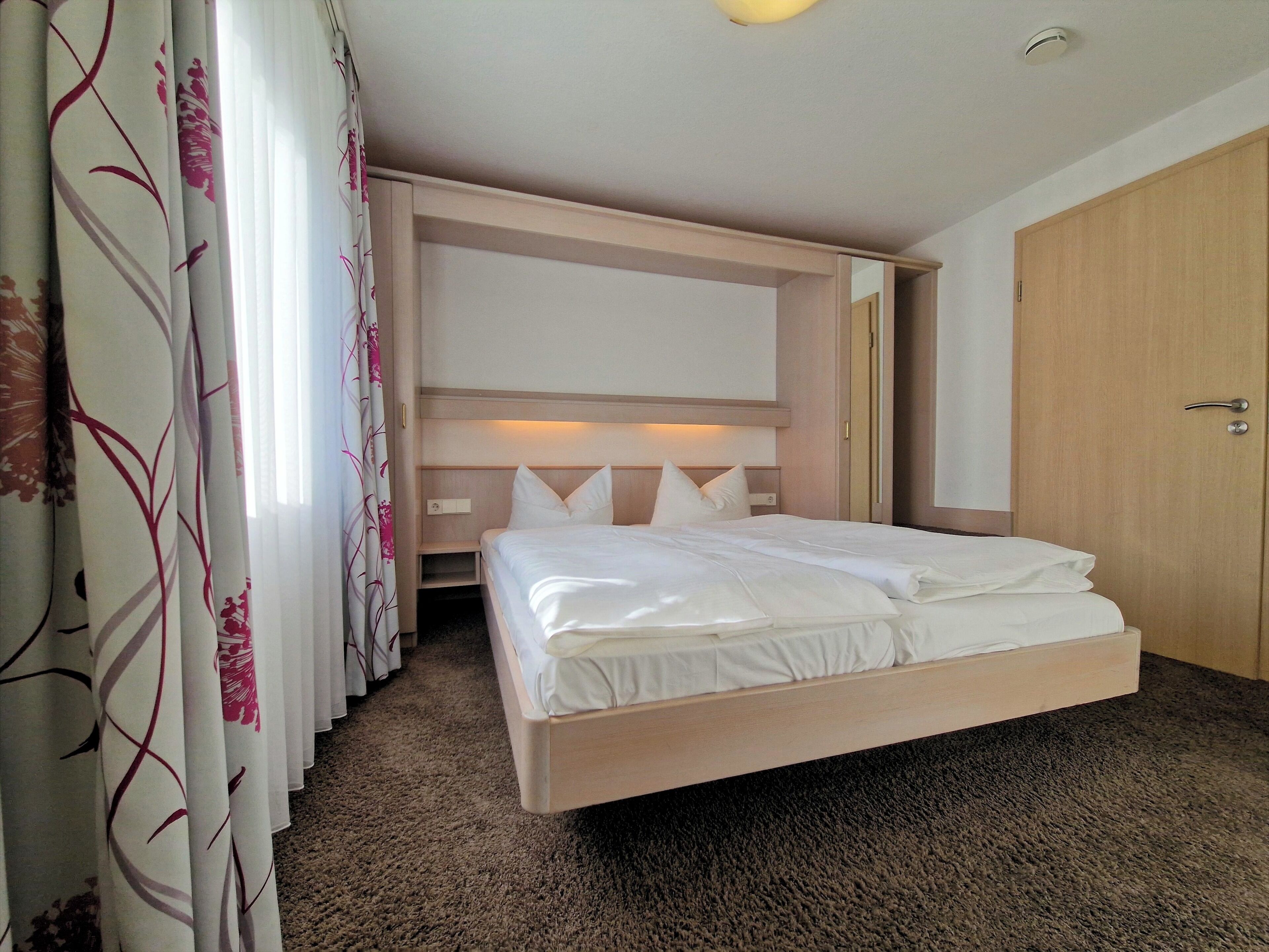 Hypo-allergenic bedding, desk, free WiFi, bed sheets