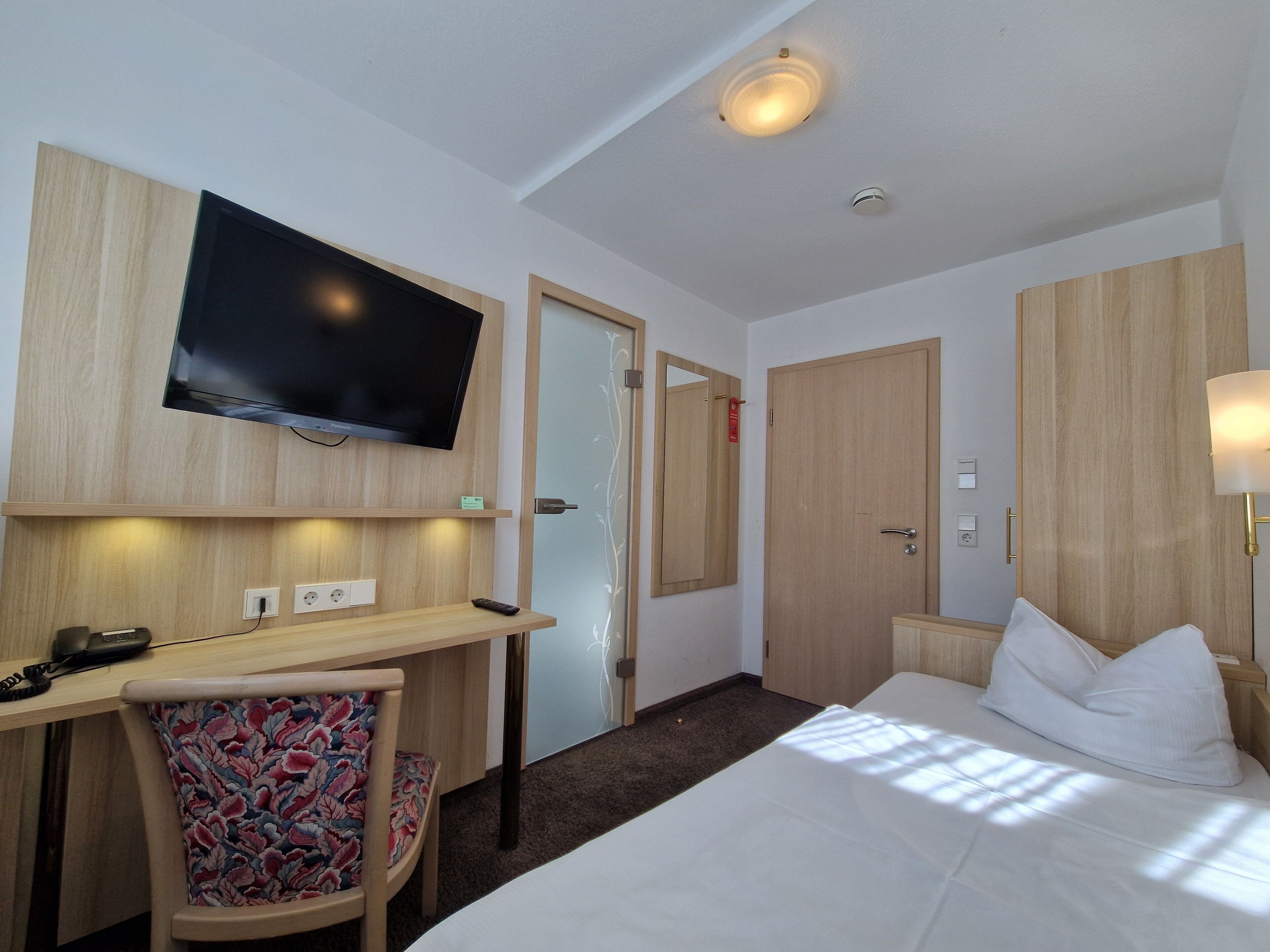 Ropa de cama hipoalergénica, escritorio, wifi gratis y ropa de cama 