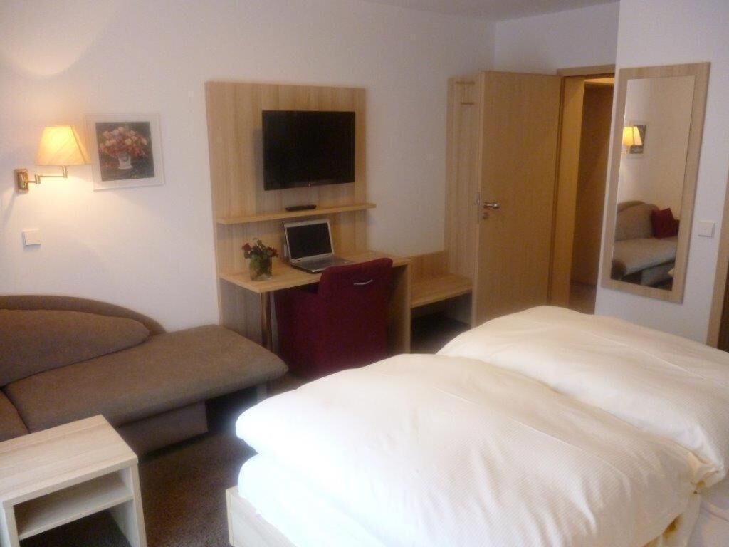 Peralatan tempat tidur hipoalergenik, meja, Wi-fi percuma, cadar katil 