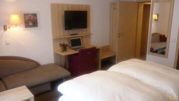 Peralatan tempat tidur hipoalergenik, meja, Wi-fi percuma, cadar katil