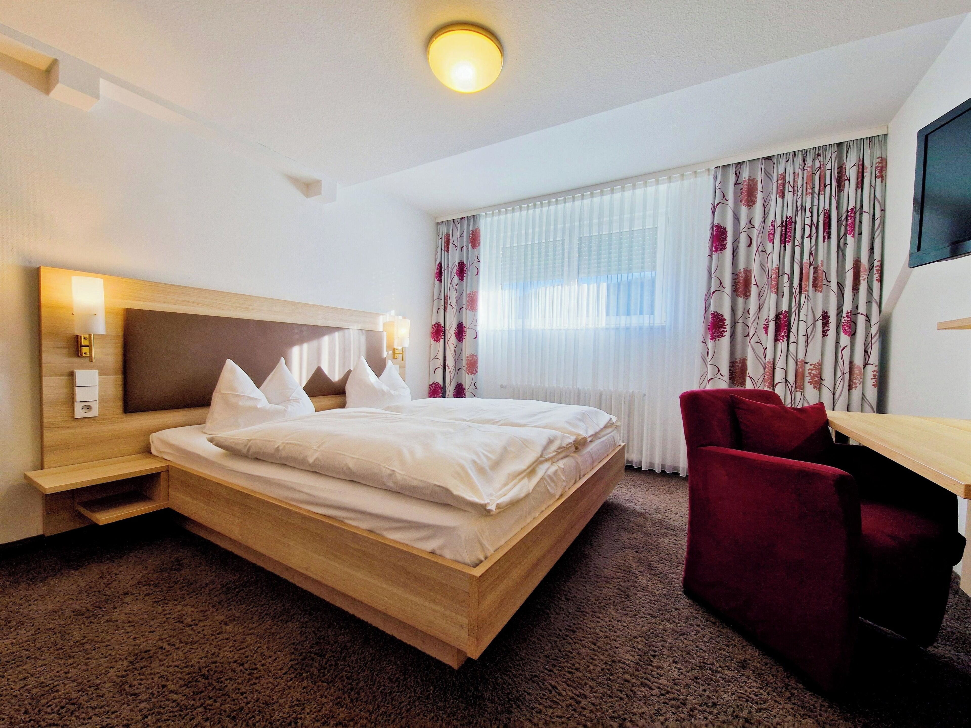 Hypo-allergenic bedding, desk, free WiFi, bed sheets