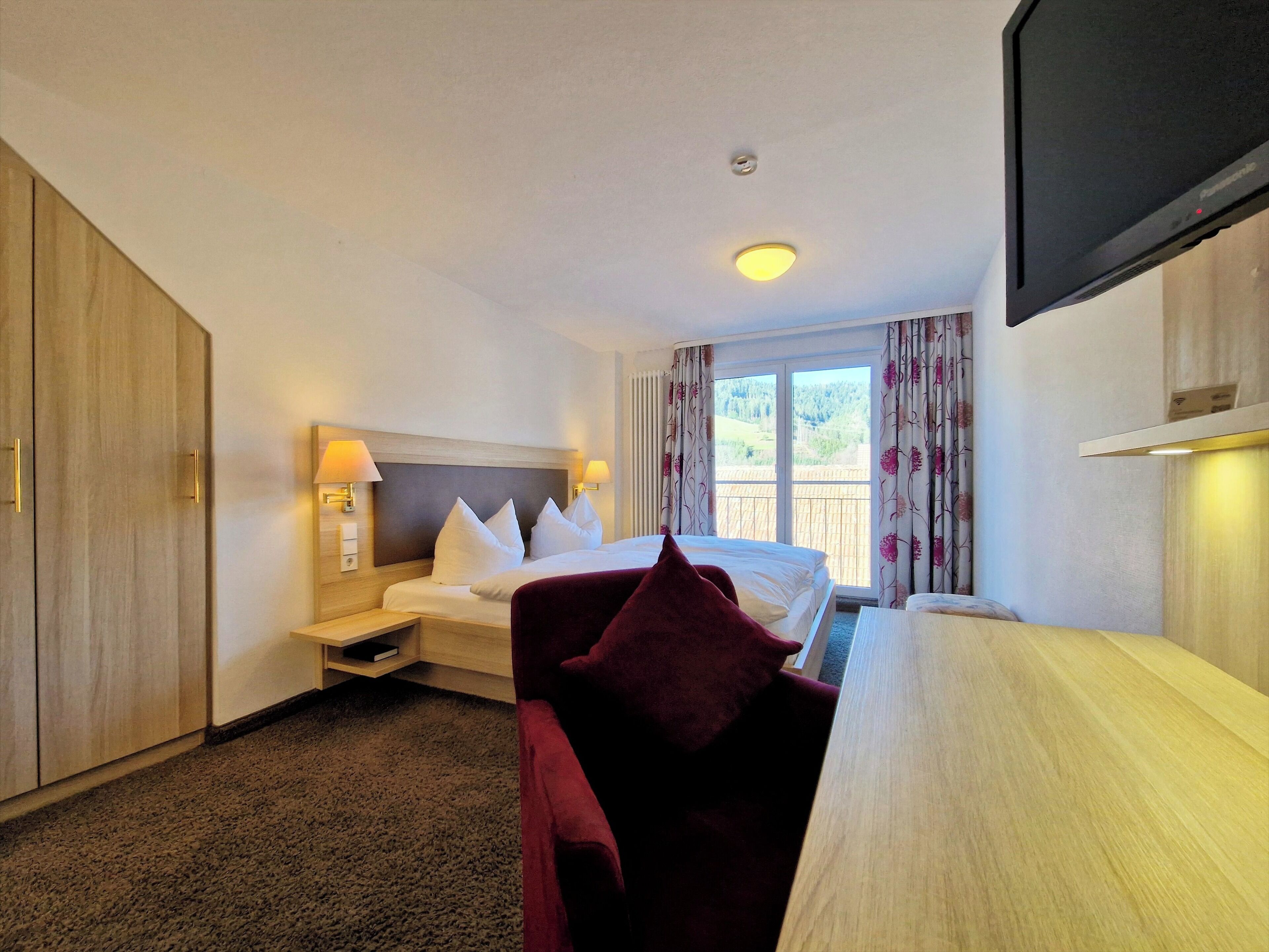 Hypo-allergenic bedding, desk, free WiFi, bed sheets