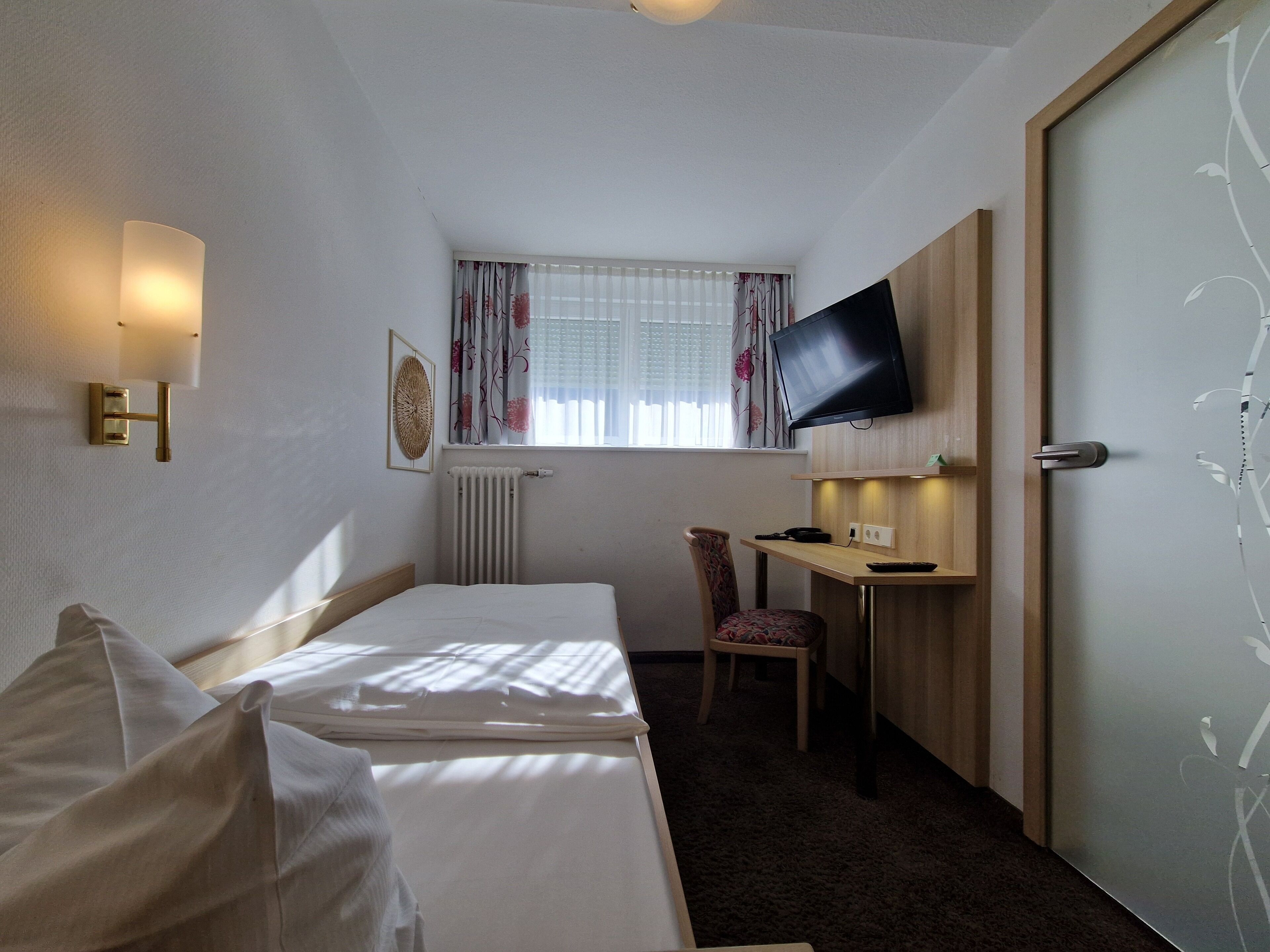 Hypo-allergenic bedding, desk, free WiFi, bed sheets