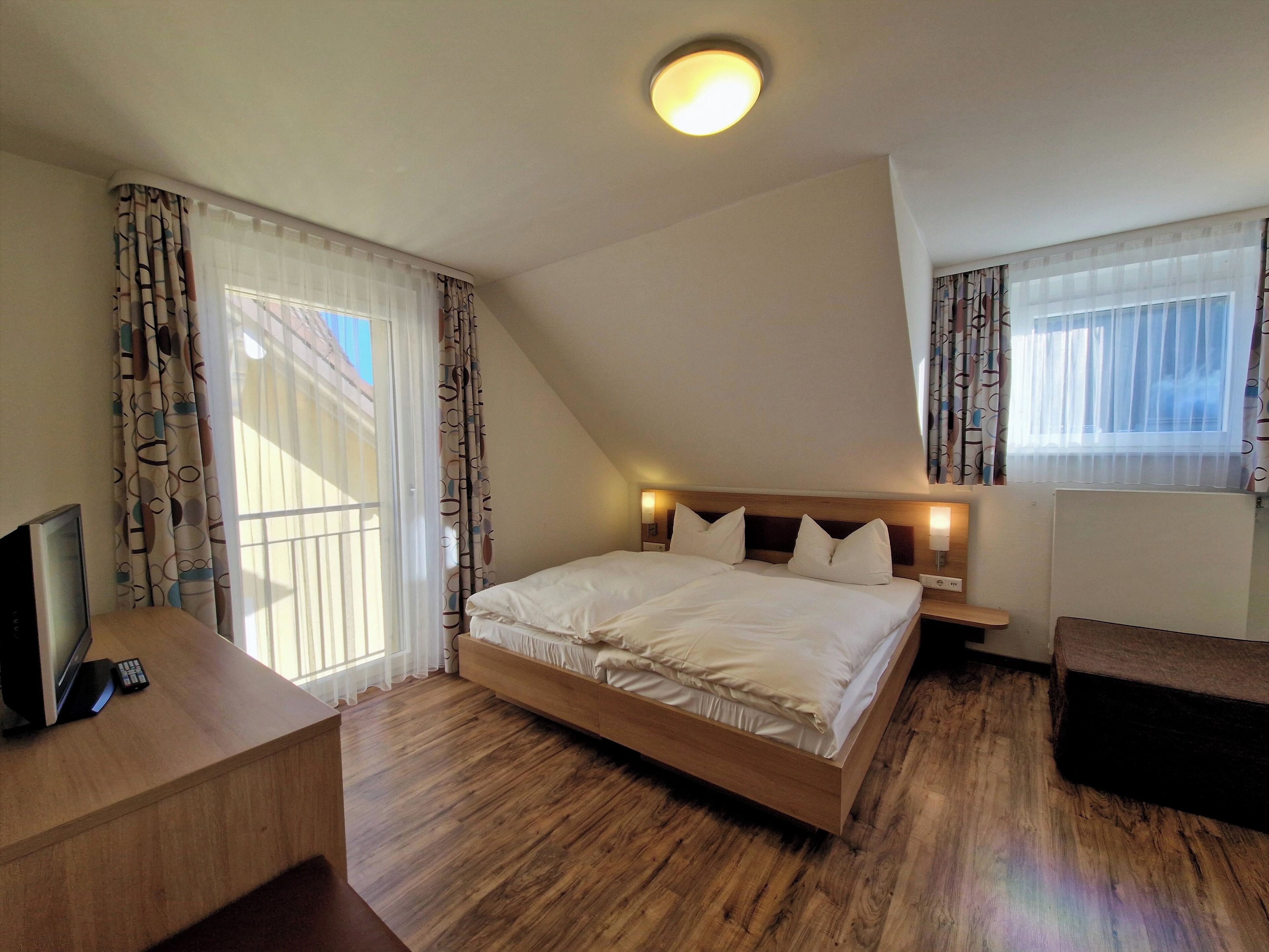 Hypo-allergenic bedding, desk, free WiFi, bed sheets