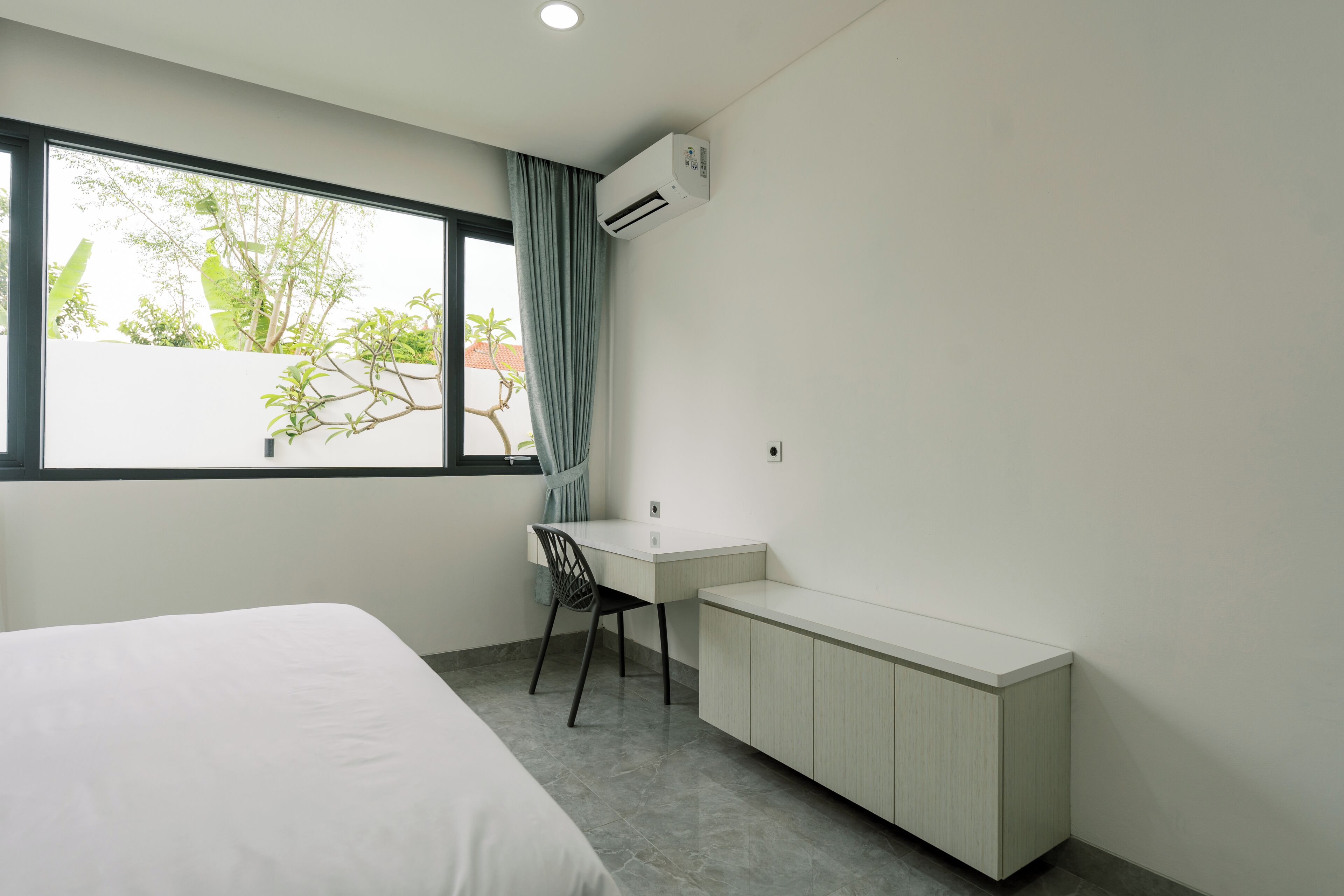 Una cassaforte in camera, una scrivania, postazione laptop