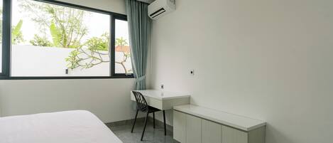 Een kluis op de kamer, een bureau, een laptopwerkplek, gratis wifi