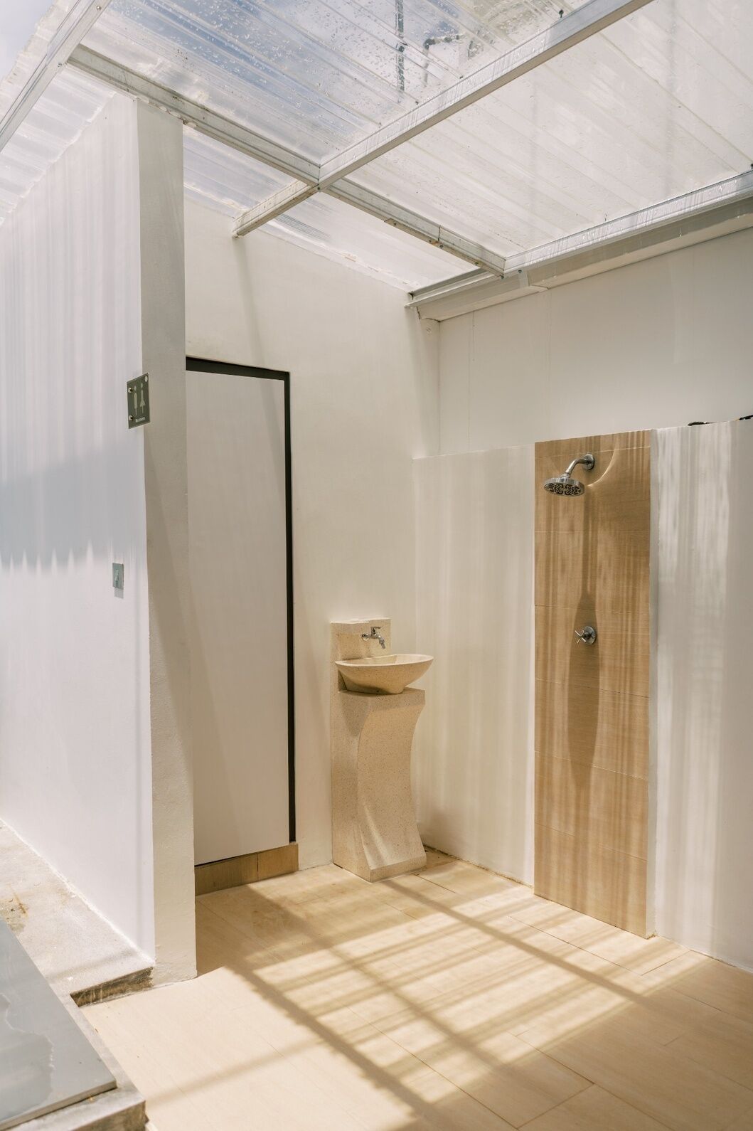 Un baño con inodoro, lavamanos y ducha.