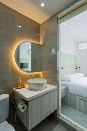 Apartamento Deluxe | Baño | Ducha, secador de pelo, toallas y jabón