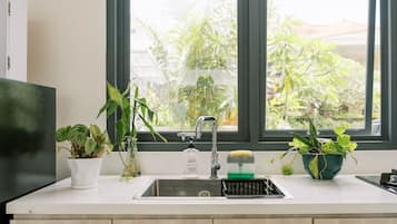 Stovetop, cookware/dishes/utensils