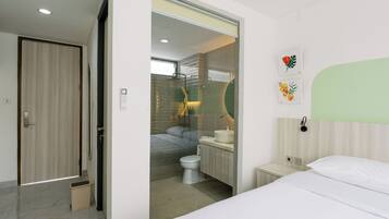 In-room safe, desk, laptop workspace, free WiFi