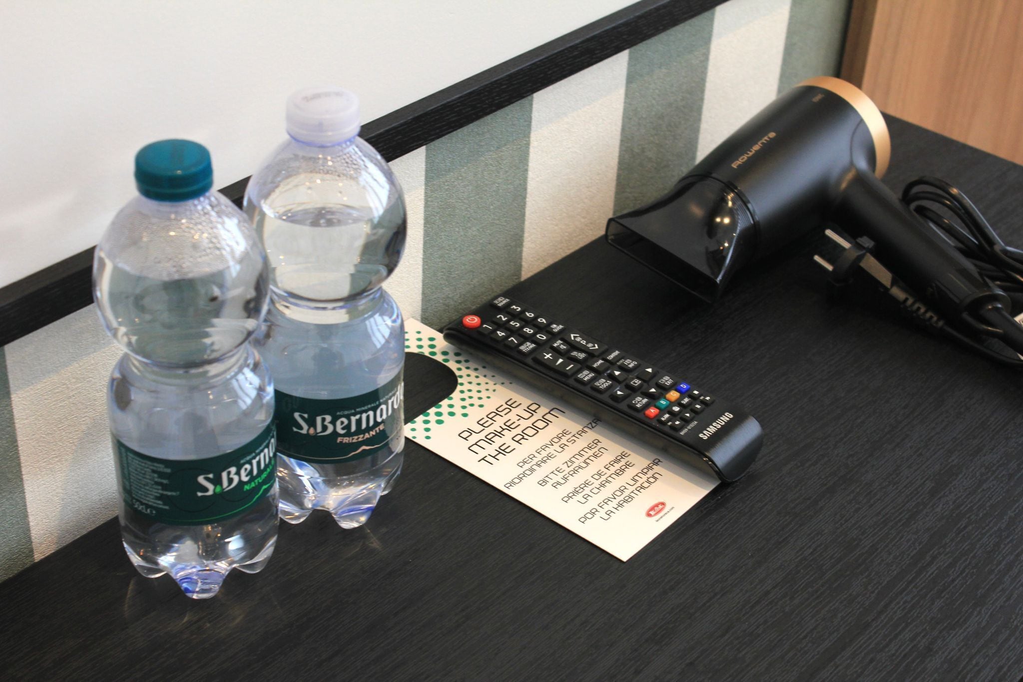 Klassieke kamer, 1 twee- of 2 eenpersoonsbedden | Badkamervoorzieningen | Een haardroger, pantoffels, handdoeken, zeep