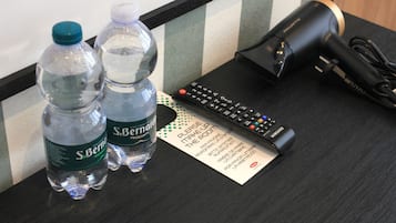 Klassieke kamer, 1 twee- of 2 eenpersoonsbedden | Badkamervoorzieningen | Een haardroger, pantoffels, handdoeken, zeep