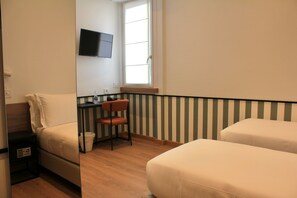 Klassieke kamer, 1 twee- of 2 eenpersoonsbedden | Een kluis op de kamer, een bureau, een laptopwerkplek, gratis wifi