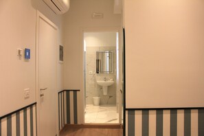 Klassieke eenpersoonskamer | Badkamer | Een haardroger, pantoffels, handdoeken, zeep