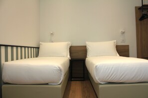 Classic Double or Twin Room | In-room safe, desk, laptop workspace, free WiFi - Homa Certosa District (Milano)