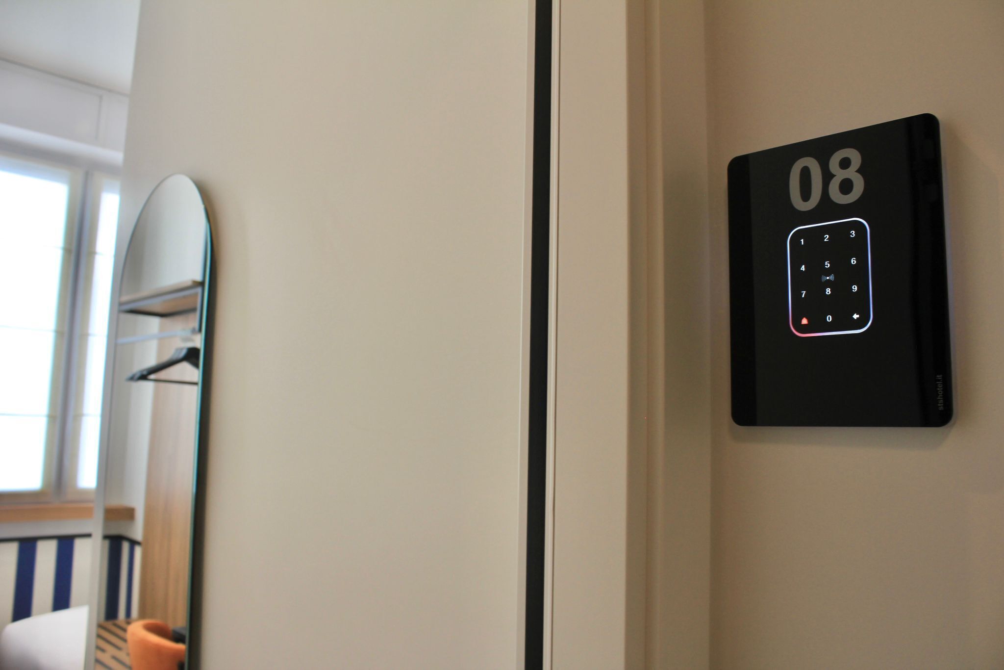 Een elektronisch keypad aan de muur met het nummer 08, dat een kamer of kantoor aanduidt.