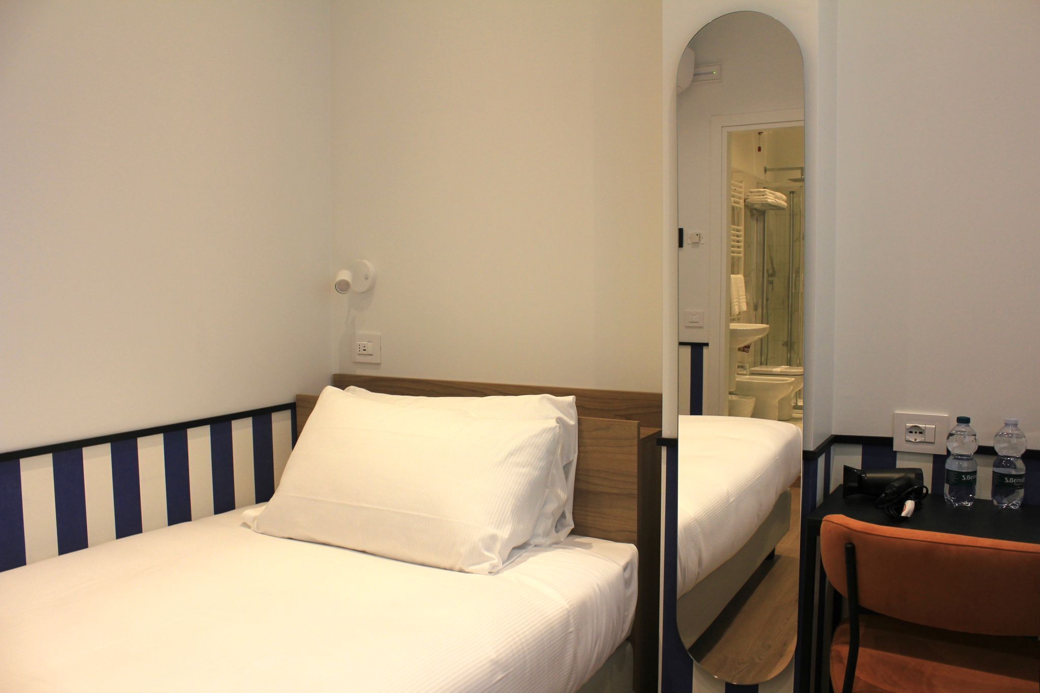 Klassieke eenpersoonskamer | Een kluis op de kamer, een bureau, een laptopwerkplek, gratis wifi