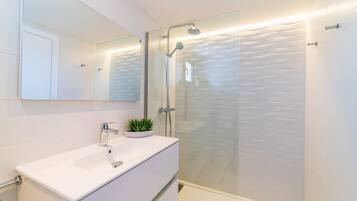 Shower, hair dryer, towels