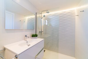 Douche, sèche-cheveux, serviettes fournies