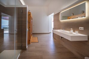 Shower, bidet, towels, toilet paper - Mediterranea Suite (Avola)