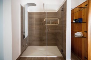 Doccia, bidet, asciugamani, carta igienica