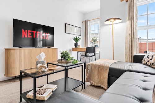 Modern 2-Bed Flat with Flexible Beds