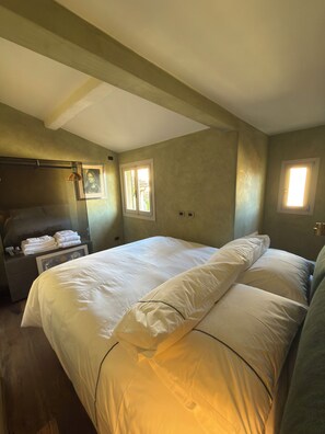 2 bedrooms, iron/ironing board, WiFi, bed sheets - In Downtown Florence above Santa Croce, the most beautiful church, renovated 2026 (Firenze)