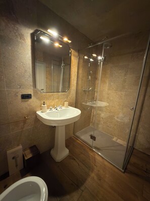 Shower, hair dryer, bidet, towels - In Downtown Florence above Santa Croce, the most beautiful church, renovated 2026 (Firenze)