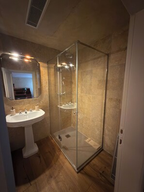 Regadera, secadora de cabello, bidet, toallas 