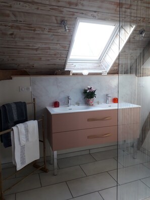 Douche, sèche-cheveux, serviettes fournies