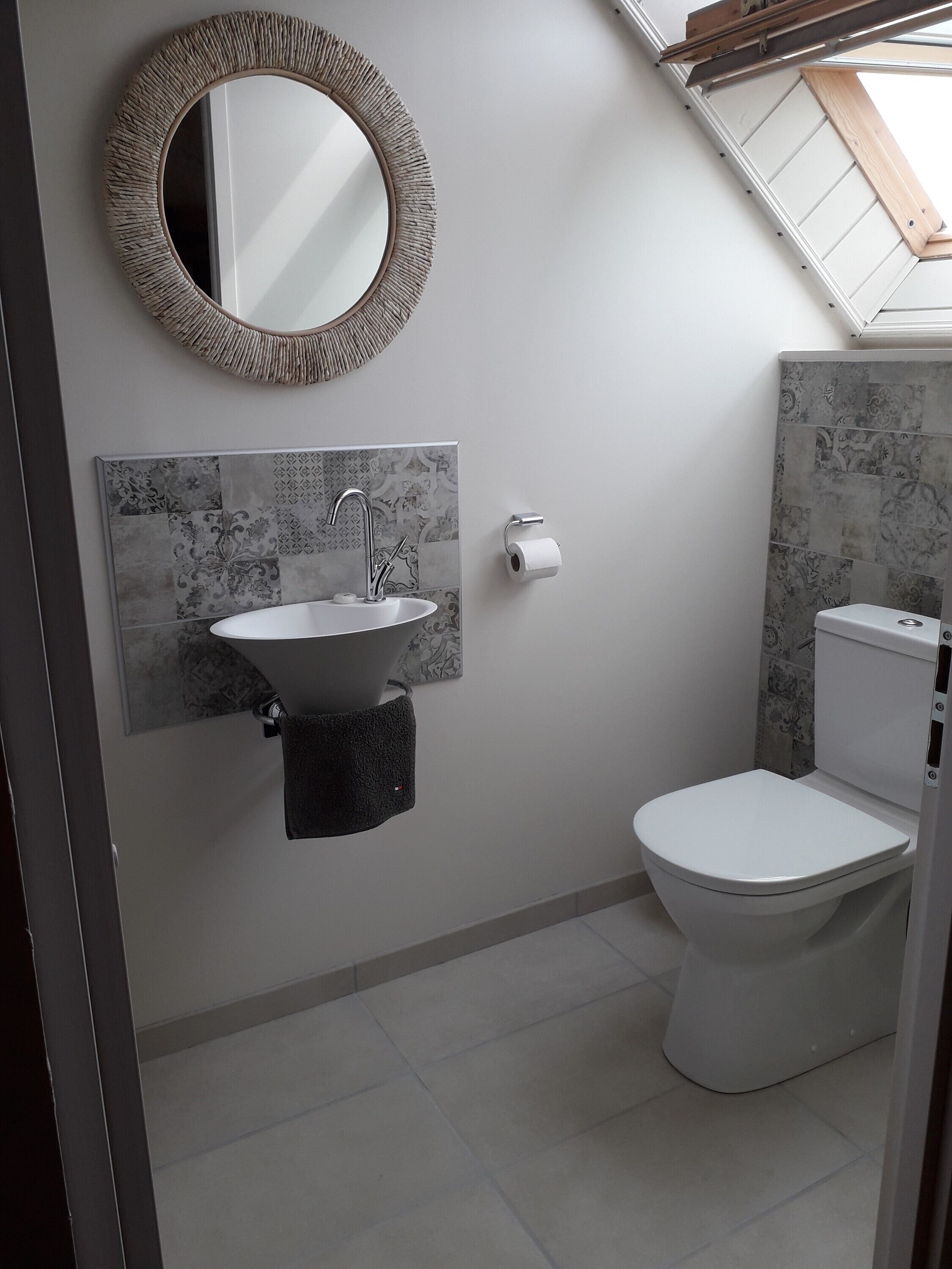 Douche, sèche-cheveux, serviettes fournies