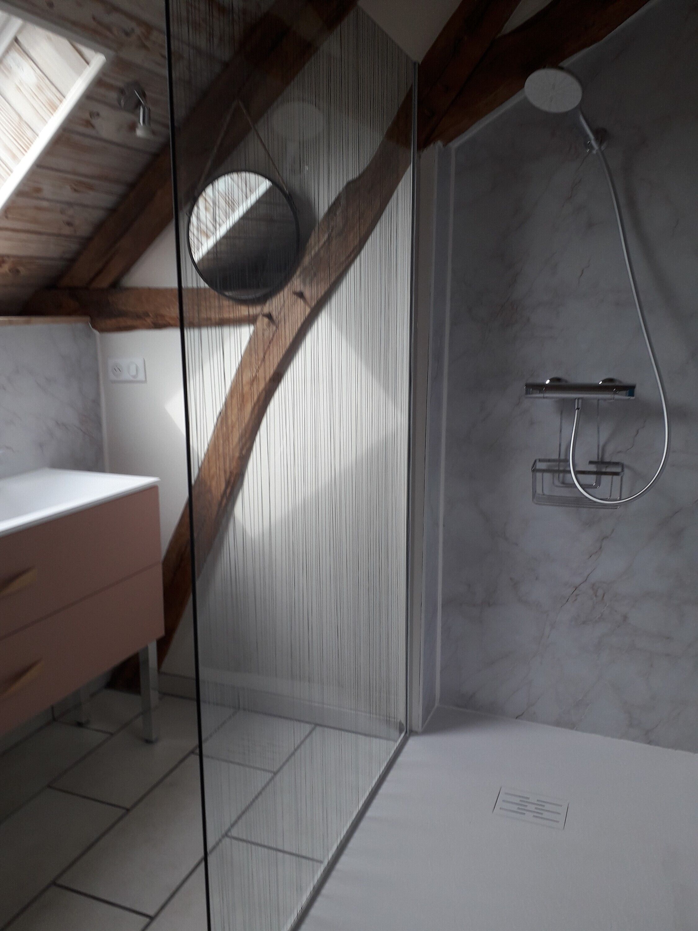 Douche, sèche-cheveux, serviettes fournies