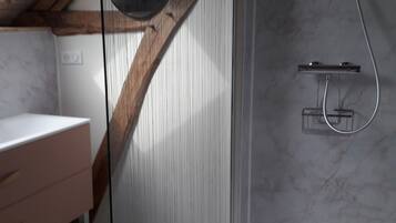 Douche, sĂšche-cheveux, serviettes fournies