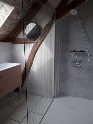 Dusche, Haartrockner, Handtücher