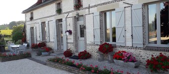 Guest Room 'Chambre Familiale Romarin' with Shared Terrace, Garden, and Wi-Fi
