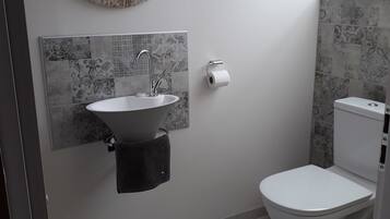 Douche, sèche-cheveux, serviettes fournies