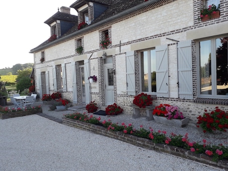 Exterior. Bed and Breakfast 'Chambre Lavande' with Shared Terrace, Shared Garden and Wi-Fi