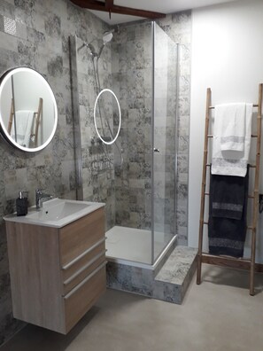 Dusche, Haartrockner, Handtücher