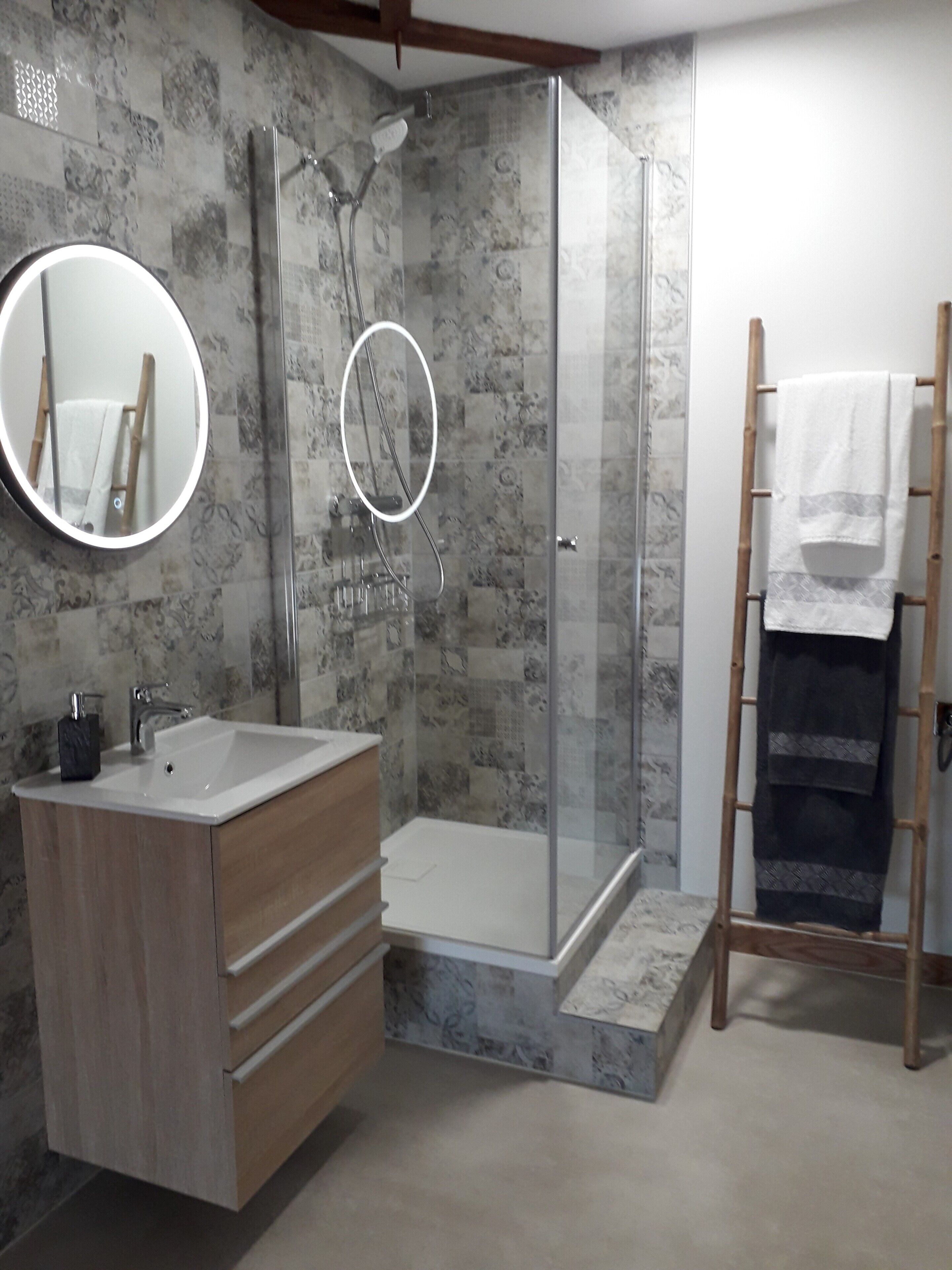 Dusche, Haartrockner, Handtücher