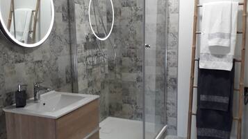 Dusche, Haartrockner, Handtücher