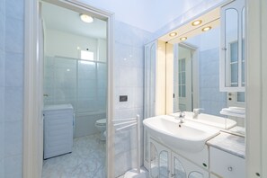 Douche, sèche-cheveux, bidet, serviettes fournies