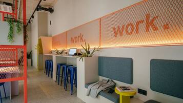 Un espacio de trabajo moderno con escritorio, sillas y zona de estar.