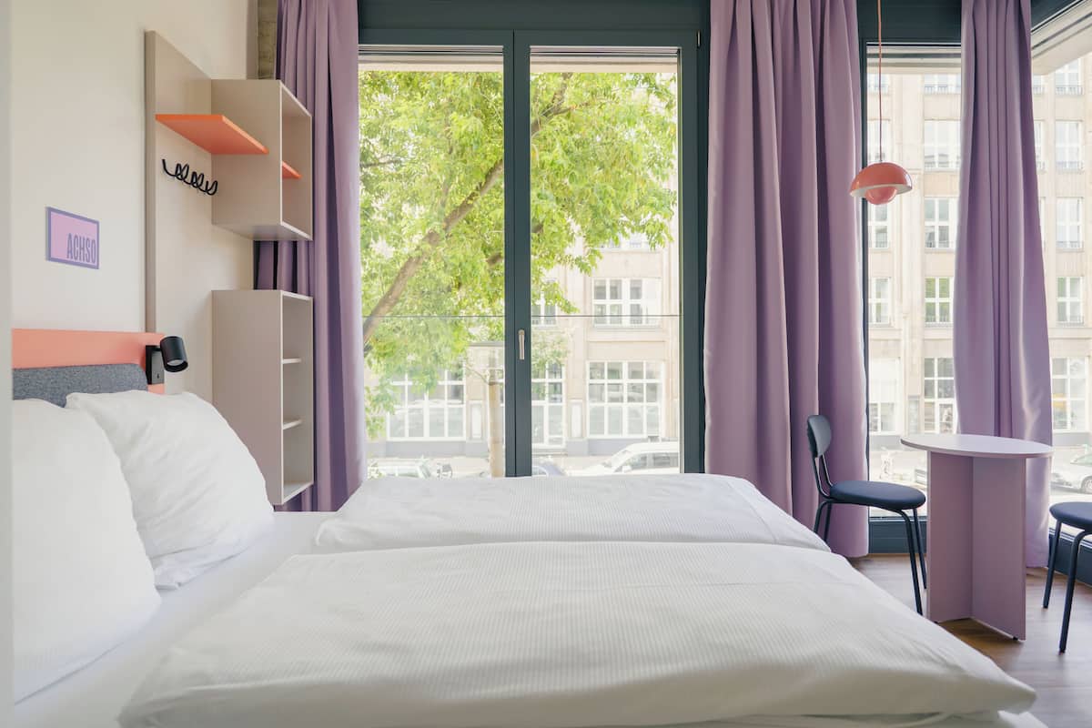 Estudio superior | Escritorio, wifi gratis y ropa de cama
