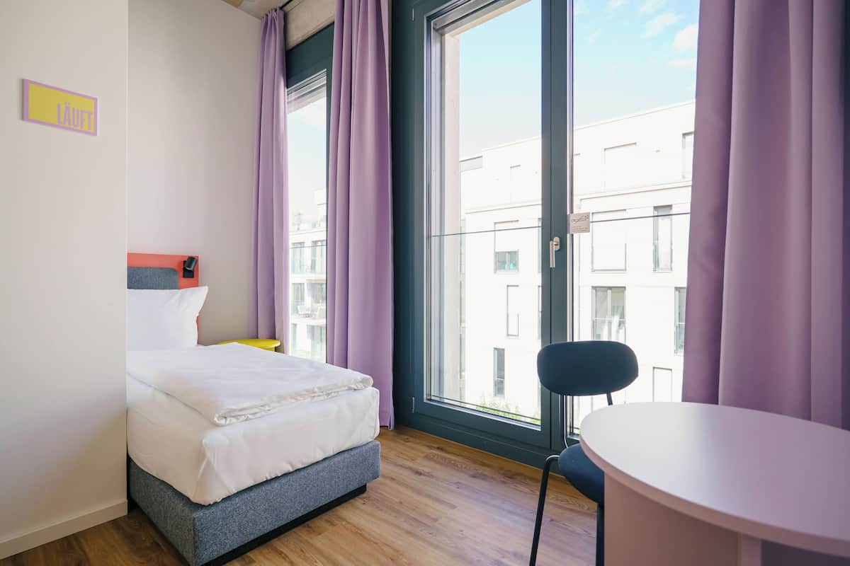 Estudio básico | Escritorio, wifi gratis y ropa de cama