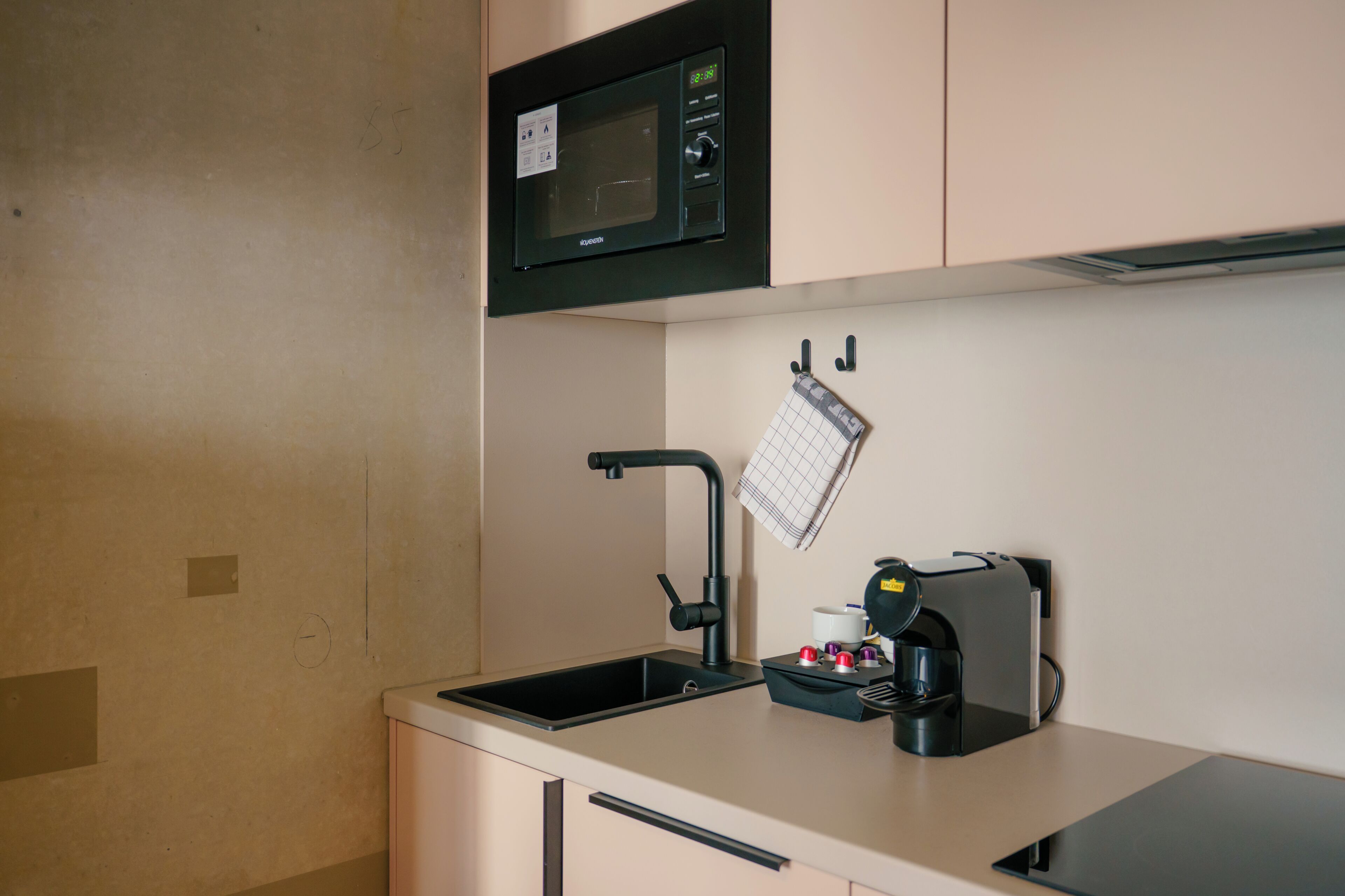 Cafetera expreso, refrigerador, microondas, placa de cocina